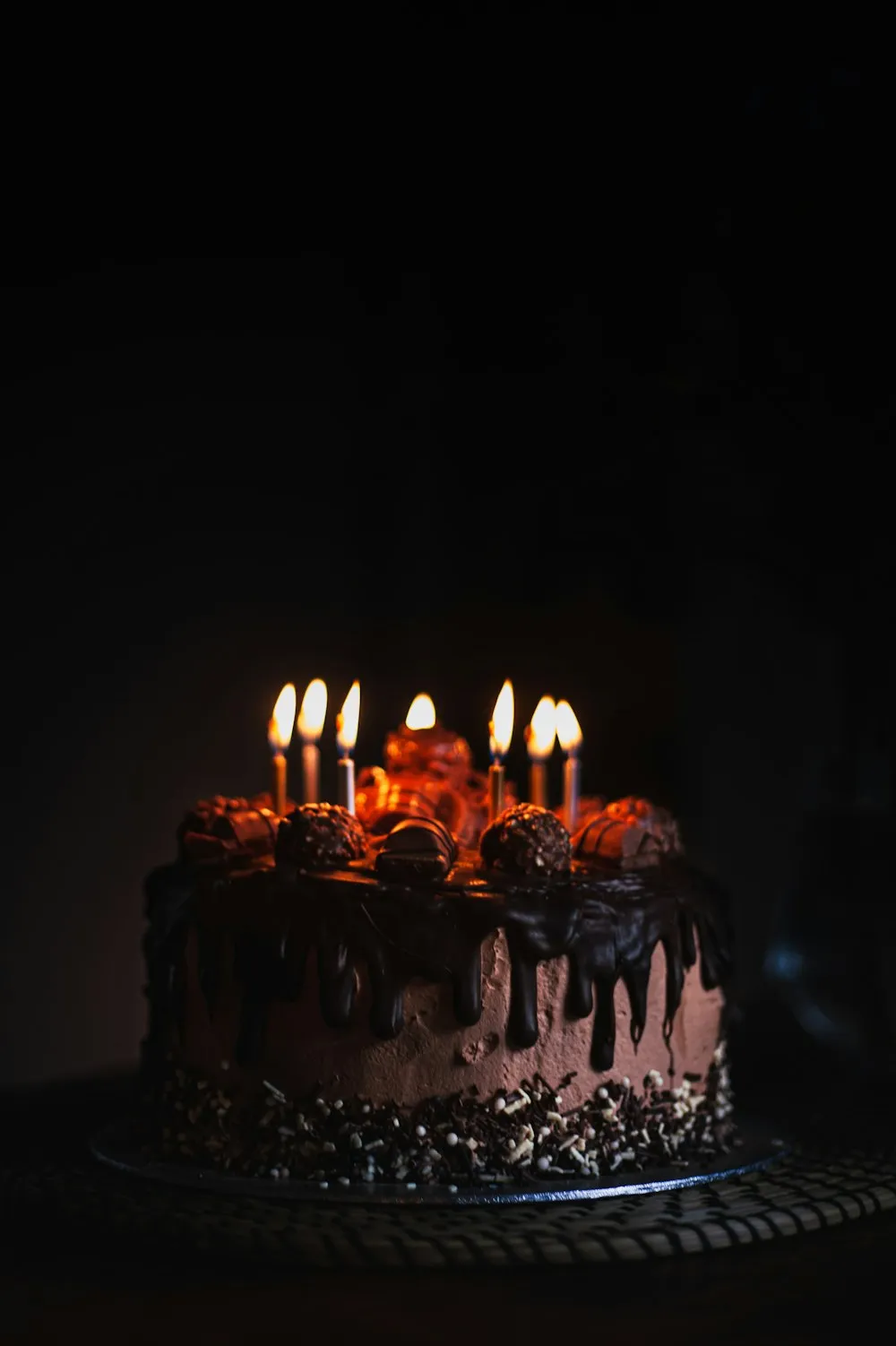 Tarta con velas encendidas
